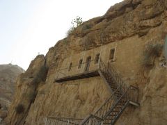 Израиль, кельи монахов Греческого монастыря на горе Искушения рядом с Иерехоном