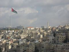 Иордания,  Амман, вид из Цитадели на главный флаг страны (кстати, он виден в Израиле в Эйлате)