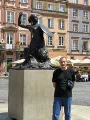 Нахожусь в Варшаве рядом со статуей Варшавы