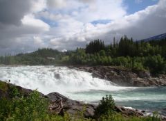 Водопад Лаксфоссен-лососевый водопад. В местном ресторане предлагают отличного лосося