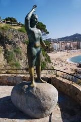 Ллорет де мар. Monument a la Dona Marinera в районе пляжа de Lloret