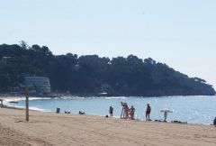 Ллорет де мар. Пляж Platja de Lloret и Castel de Sa Caleta на заднем плане