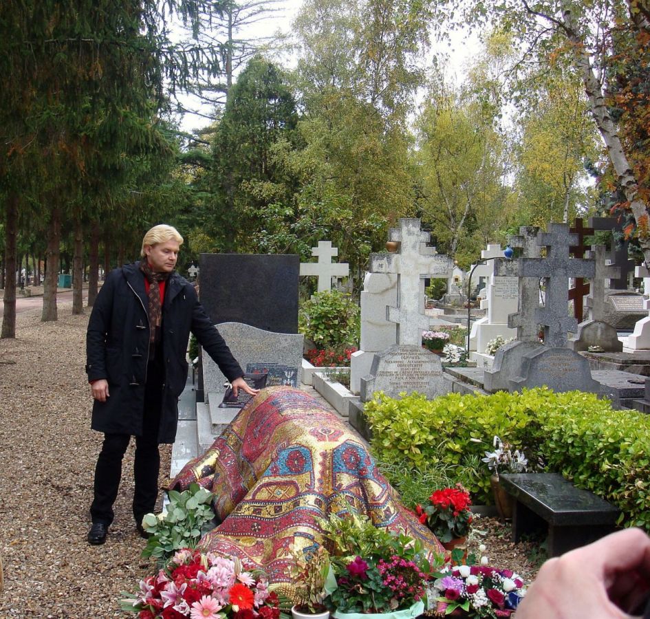 Похоронен во франции. Кладбище сент-Женевьев-де-Буа Нуриев. Могила Рудольфа Нуриева. Могила Рудольфа Нуриева кладбище.