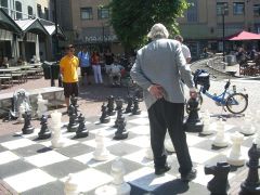 Игра в бооольшие шахматы на улице Амстердама