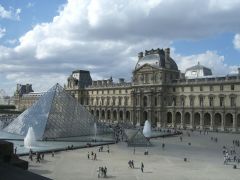 Пирамиды Лувра из окна самого Лувра