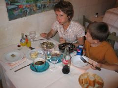 Мы еще дома забились о том, что пробует мама, а Игорь - потом. ( Морской ресторан, Онфлер, тур 1авиа, 2006).