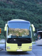 Уставший автобус на фоне гор