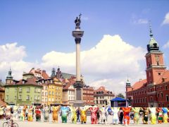 Варшава в объятиях мишек мира
