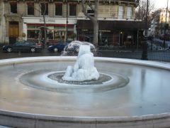 Ну в Париже и мороз! Даже весь фонтан замерз!