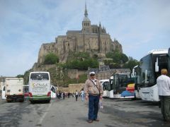 Паломничество туристов к чуду света - аббатство Мон Сен Мишель