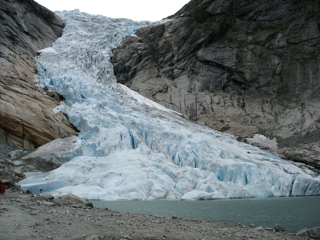 Бриксдайл-ответвление огромного ледника Йостедайлсбрин