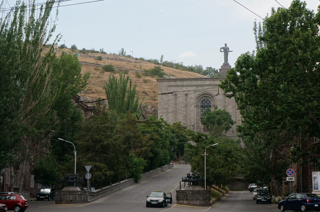 1058.Ереван.Матенадаран.«Мать Армения»