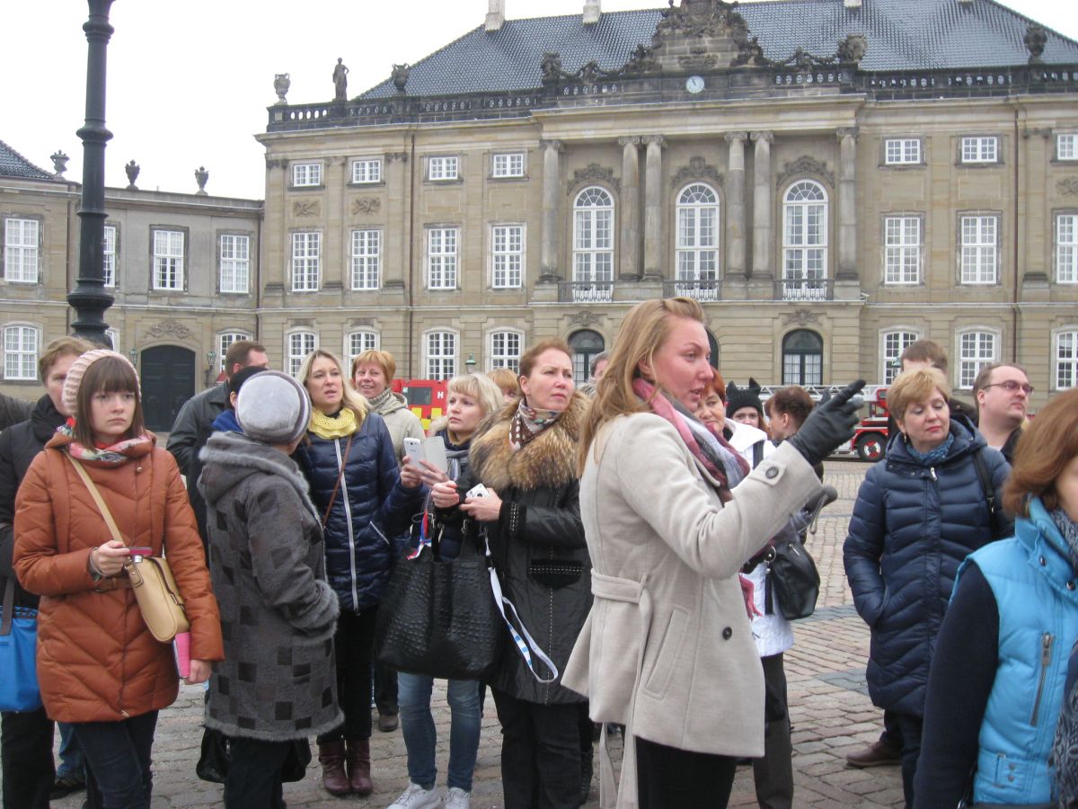 У дворца Амалиенборг, Копенгаген.