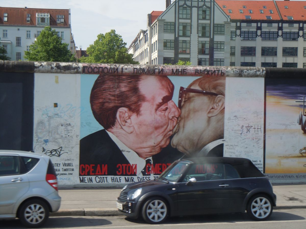 Фото поцелуя брежнева и хонеккера на берлинской