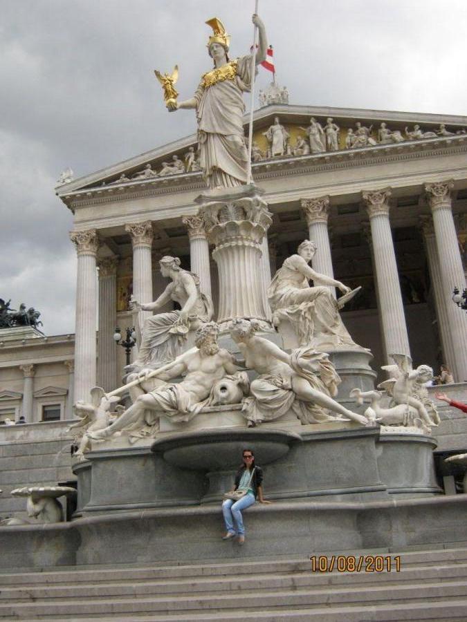 Статуя Афины перед зданием парламента. Вена