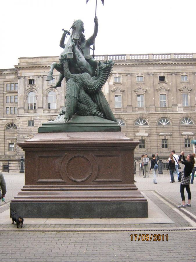 Скульптура св. Георгия, сражающегося с драконом. Берлин