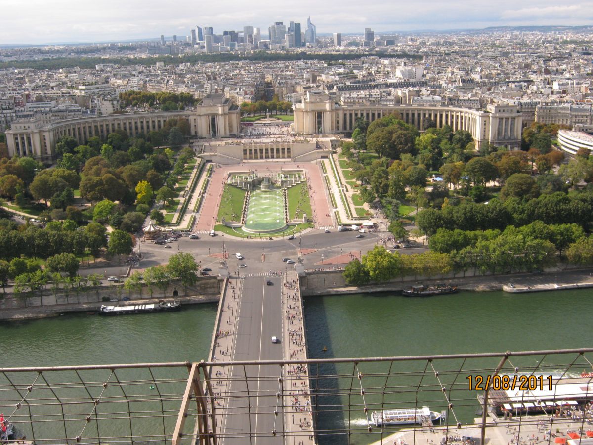 Вид Парижа со 2-го уровня Эйфелевой башни