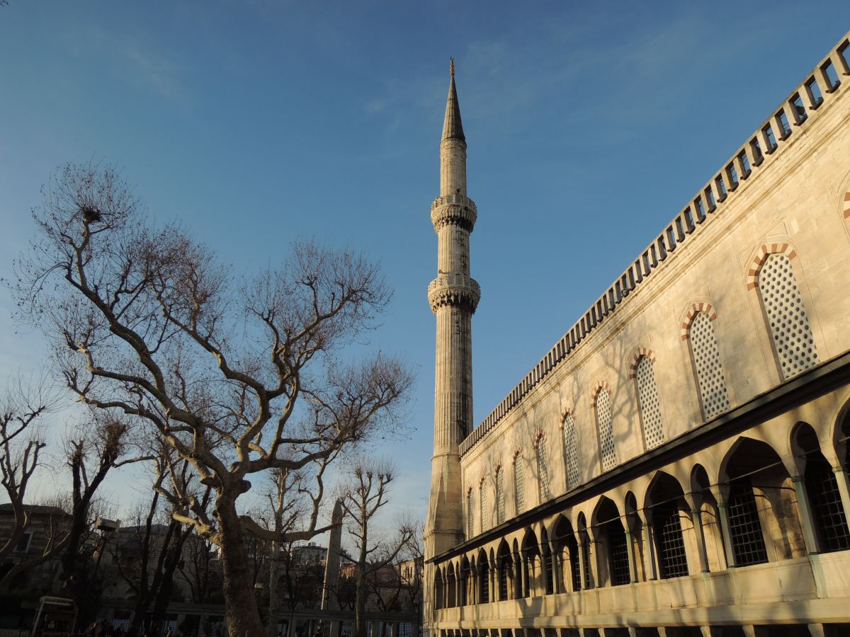 Голубая мечеть на фоне голубого неба