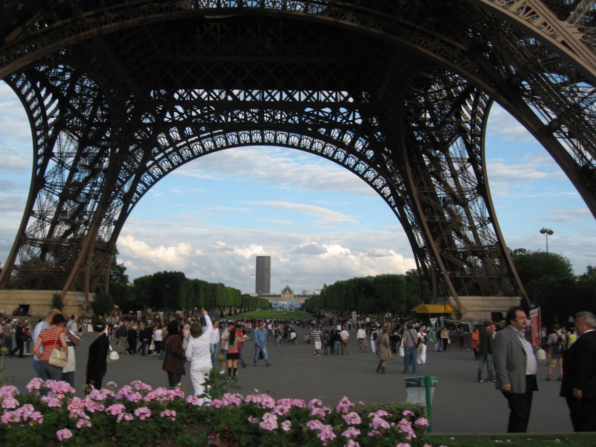 Paris g. Под Эйфелевой башней 2018. Бункер под Эйфелевой башней.