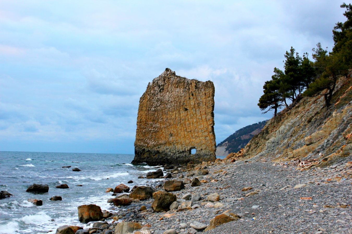 Пляж скала Парус Геленджик