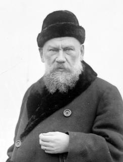 Count_Tolstoy _with_hat.jpg