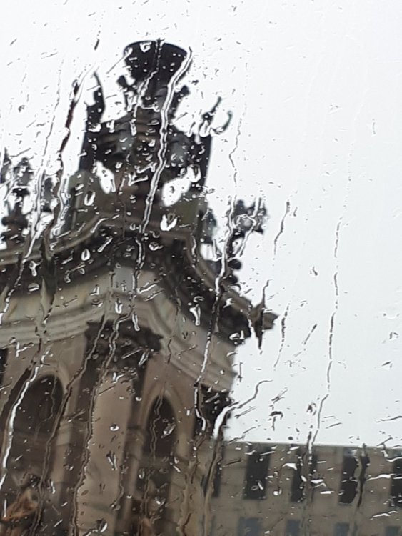 Барселона. Взгляд из-за умытого дождём автобусного окна.jpg