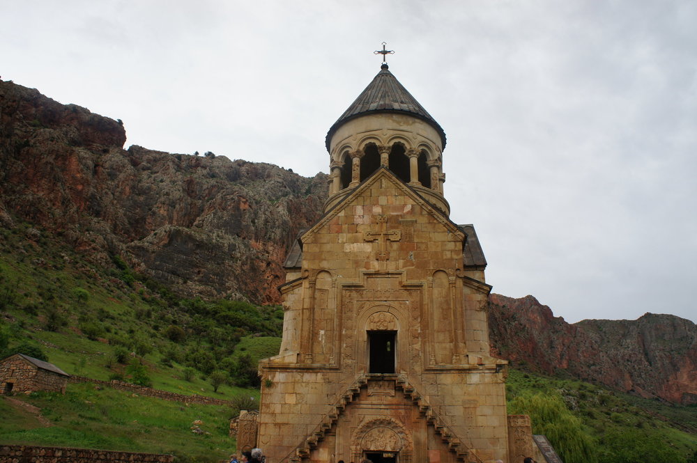 DSC03617  Армения монастырский комплекс %22Нораванк%22 Красные скалы  .JPG