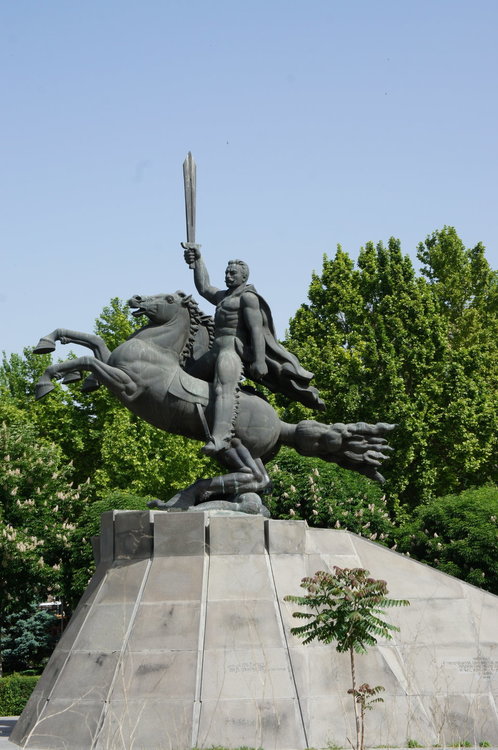 DSC03370    Армения Ереван  Памятник    полководцу Андранику  .JPG