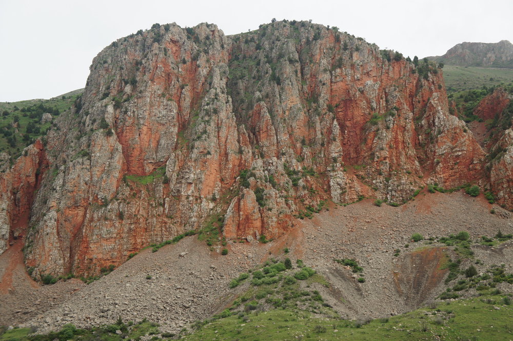DSC03641  Армения монастырский комплекс %22Нораванк%22 Красные скалы  .JPG