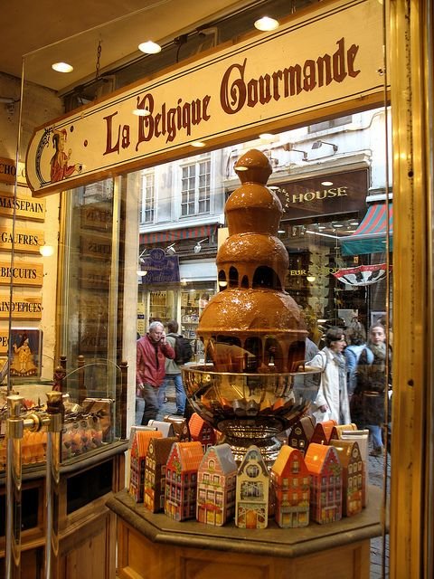 c3a5731d63100be6a6d0ef7c7b83f46d--chocolate-heaven-chocolate-shop[1].jpg