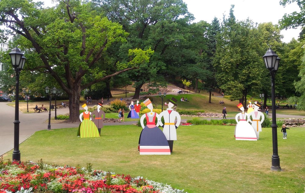 Парк Бастигн горка с фигурами.jpg