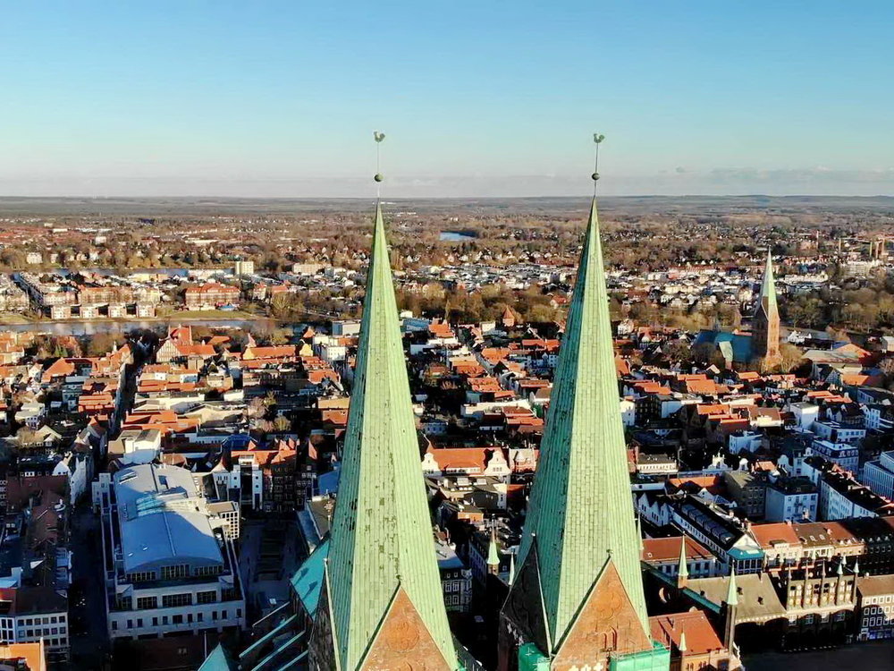 Lübeck Clear Day Flight over Churches 4K.mp4_000082179.jpg