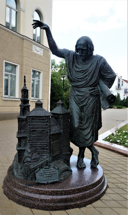 18.06.19_139_ Минск_ скульптура Зодчий.JPG