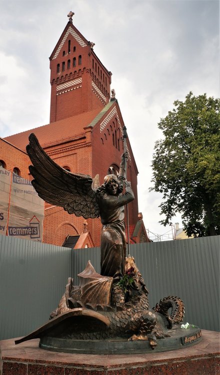 18.06.19_090_ Минск_скульптура Архангел Михаил.JPG