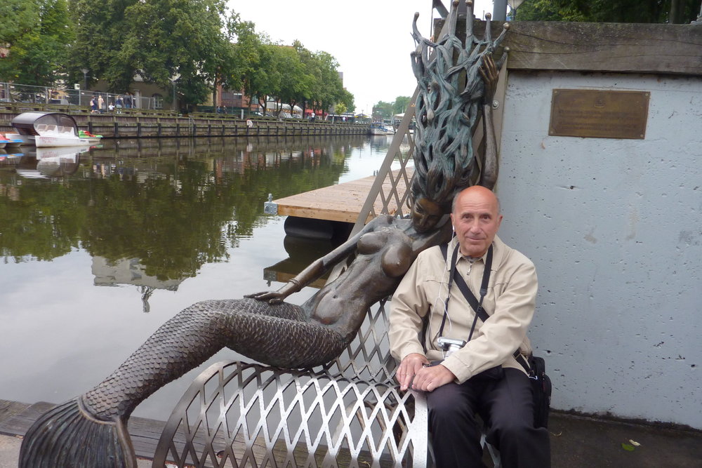 Литва. Клайпеда. С Русалкой на берегу реки Дане.JPG