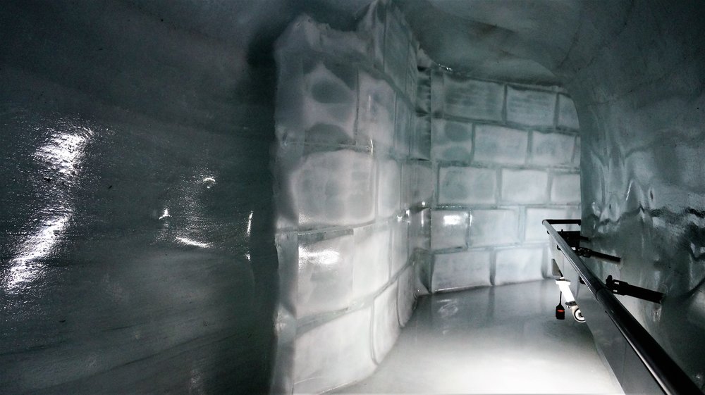 18.06.25_216_ на Юнграуйох_ Ледниковый дворец.JPG