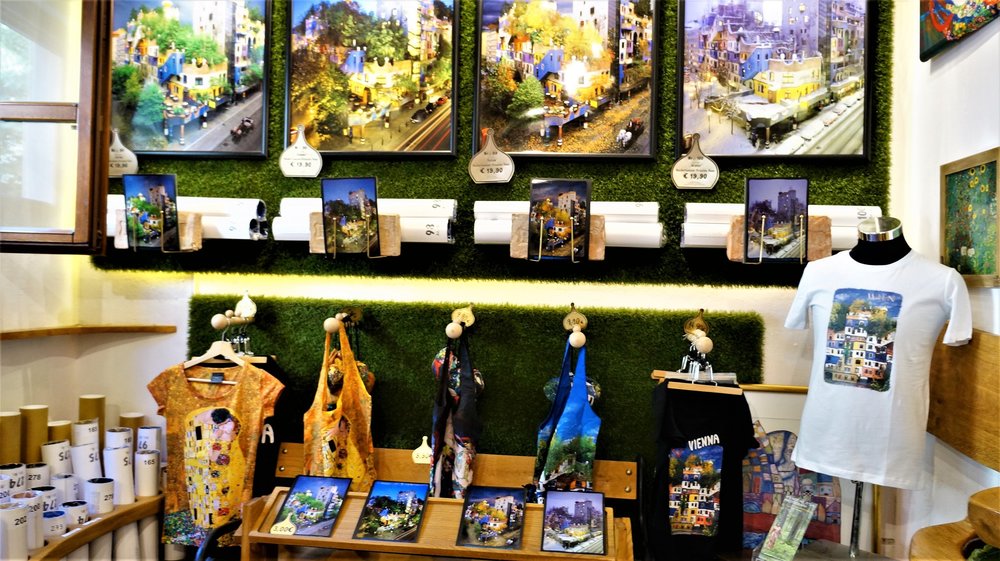 18.06.21_047_ Вена_ сувенирка у дома Х-ра.JPG