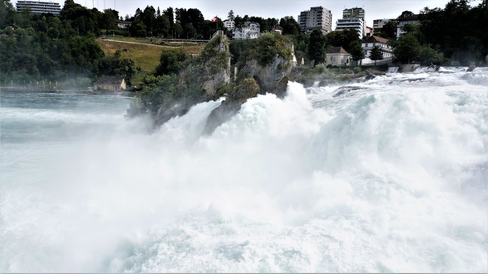 18.06.24_092_  Швейцария_ Рейнский водопад.JPG