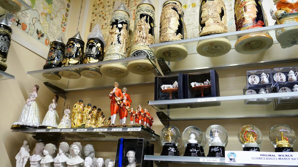 18.06.21_063_ Вена_ сувенирка в Хофбурге.JPG