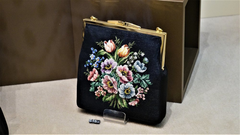 18.06.21_067_ Вена_ сувенирка в Хофбурге.JPG