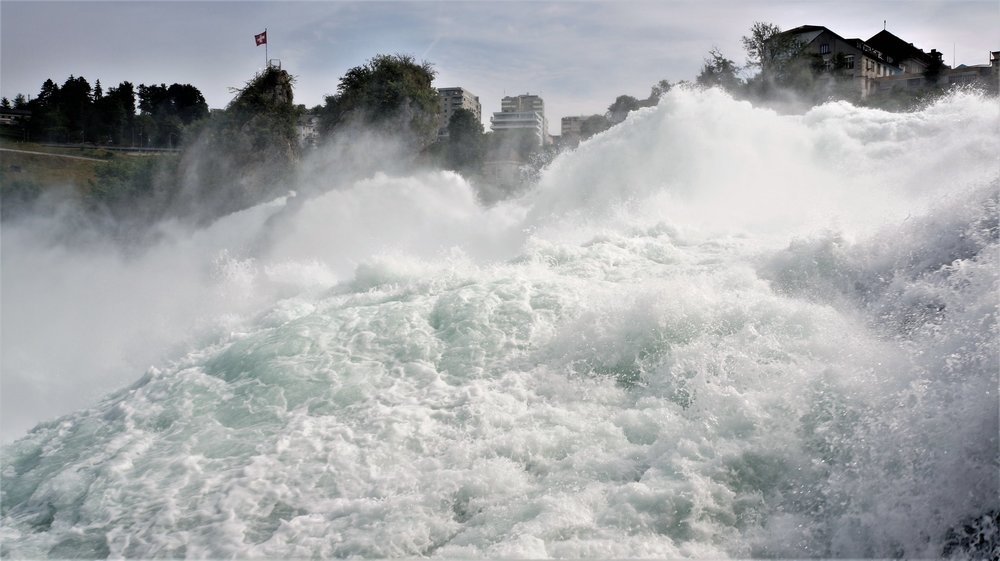 18.06.24_101_  Швейцария_ Рейнский водопад.JPG