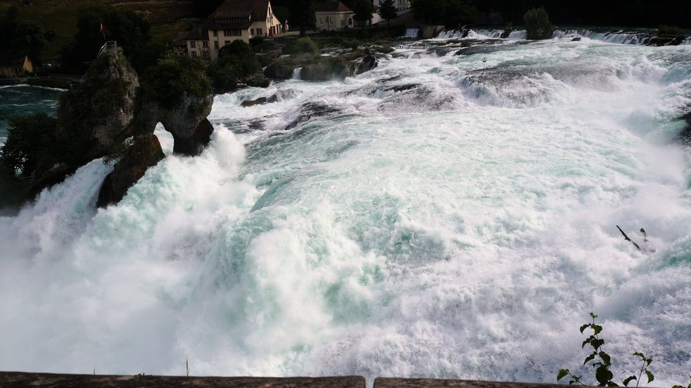 18.06.24_069_  Швейцария_ Рейнский водопад.JPG