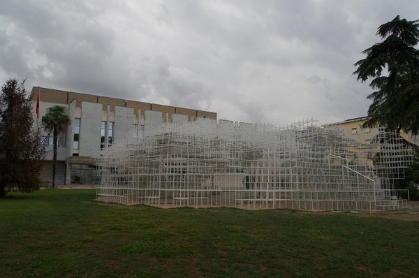 11832.Тирана.Reja (Облачный павильон) перед Национальной галереей изобразительных искусств.jpg