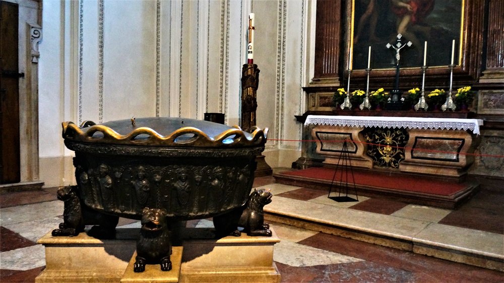 18.07.02_262_  Зальцбург_ Собор_купель Моцарта.JPG