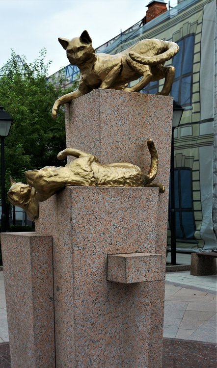 18.07.05_053_ Тюмень_ Сквер сибирских кошек.JPG