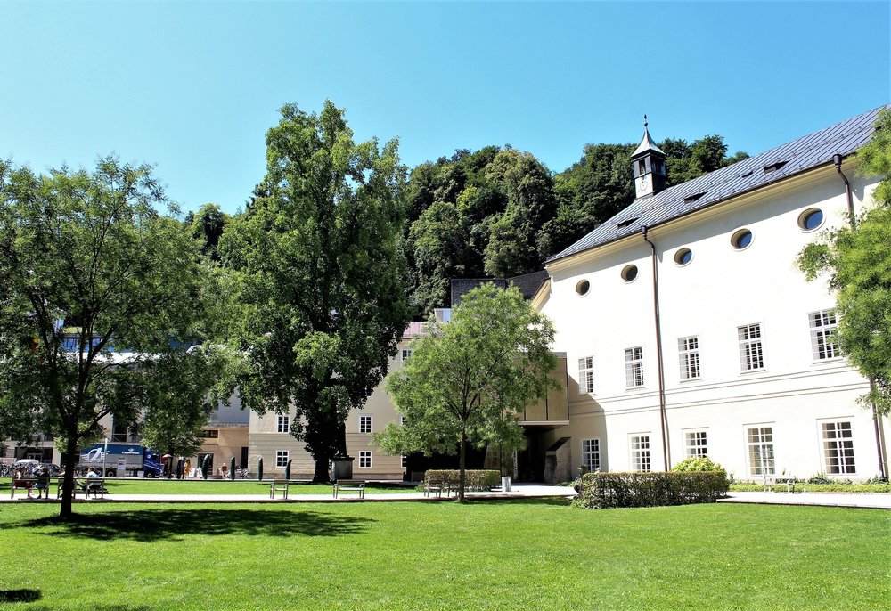 18.07.02_159_  Зальцбург_ Двор университета.JPG