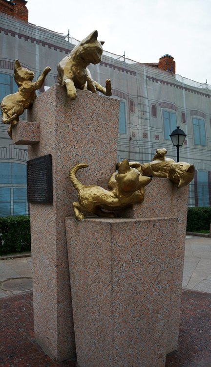 18.07.05_055_ Тюмень_ Сквер сибирских кошек.JPG