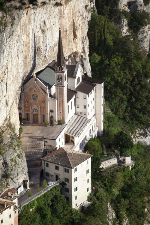 Santuario-della-Madonna-della-Corona.jpg
