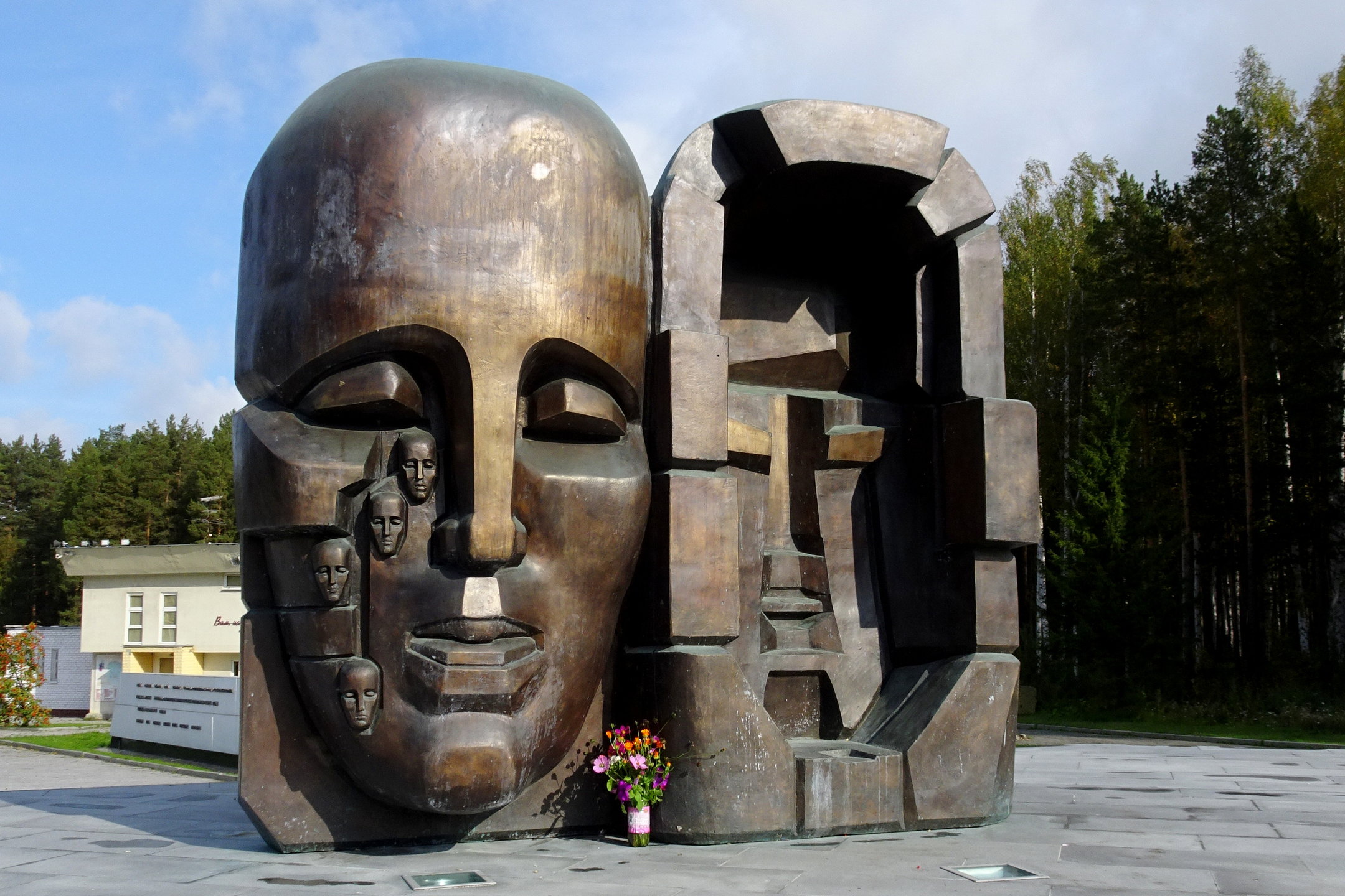 Маска скорби в каких городах. Эрнст неизвестный маска скорби Екатеринбург. Памятник маски скорби Екатеринбург. Эрнст неизвестный скульптуры маска скорби. Эрнст неизвестный маска скорби Магадан.