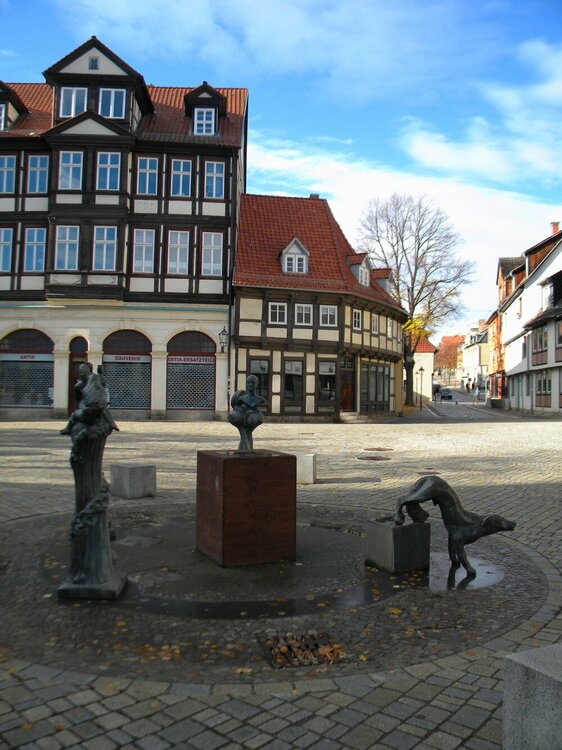 скульптурная группа с собакой Квидл.JPG